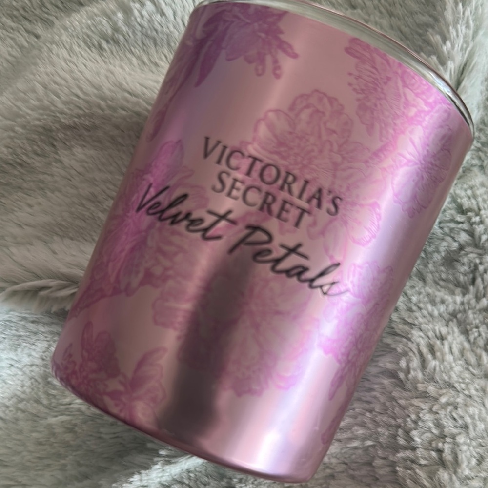 Victoria's Secret Velvet Petals Floral Candle - Picture 3 of 6